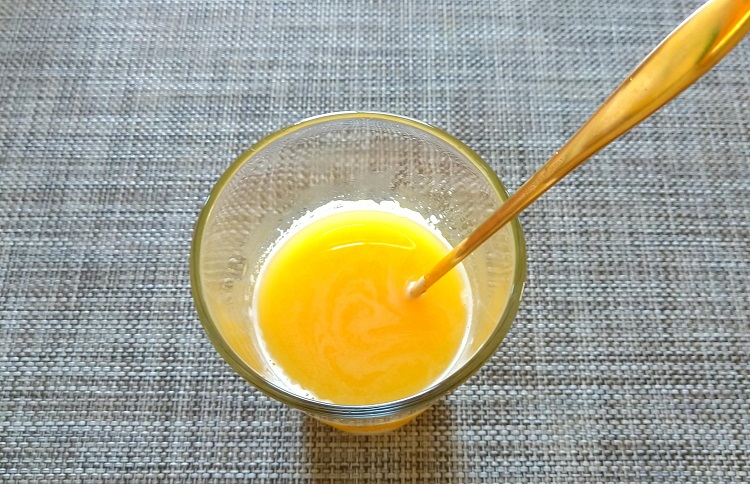 コラゲネイドを入れたグラスにオレンジジュースを注いだ写真