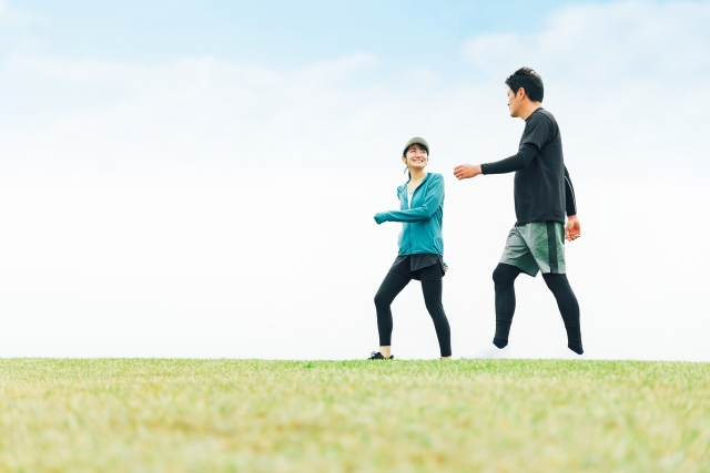 散歩する健康な男女