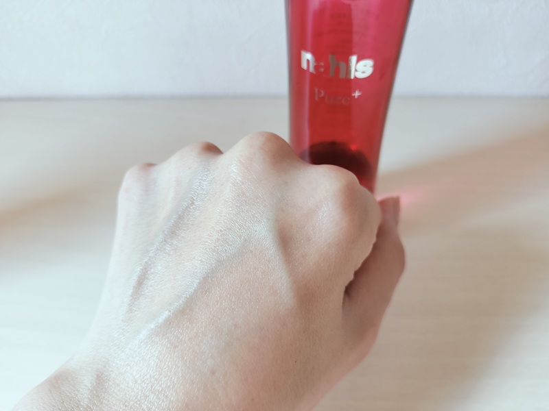 ナールスピュアをつけた途端浸透してサラサラになった手の甲